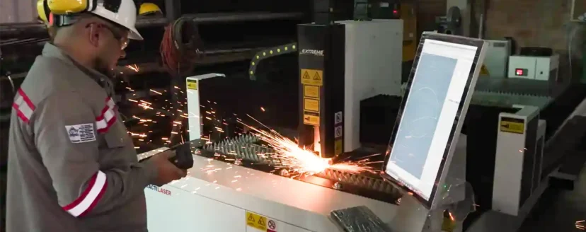 Máquina de corte láser CNC industrial en funcionamiento con operario en Acacías, Meta