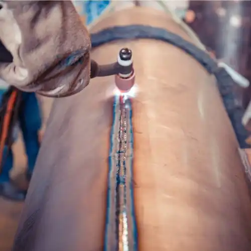 Primer plano de un cordón de soldadura TIG de alta calidad y acabado en un cilindro de metal fabricado por Gapac.