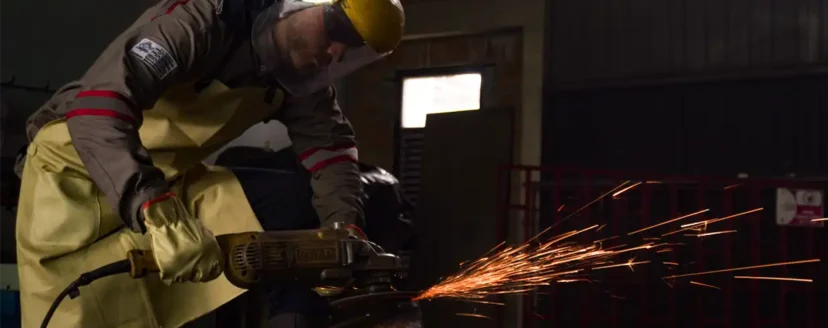 tecnico-metalurgico-trabajando-con-acero-gapac.