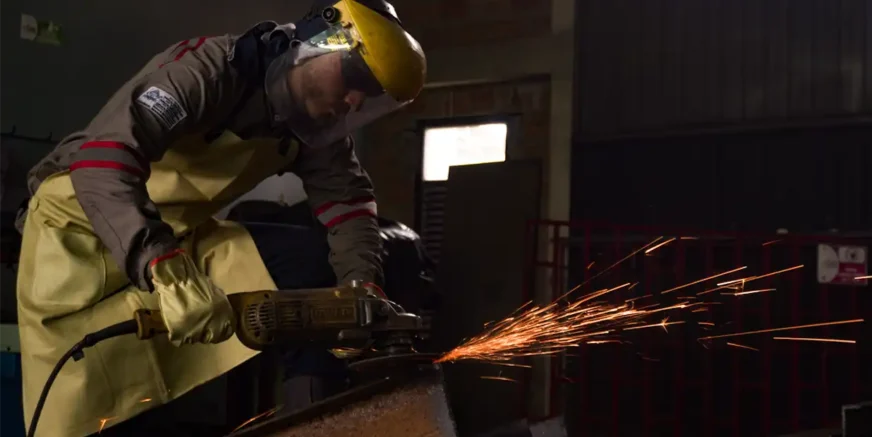 tecnico-metalurgico-trabajando-con-acero-gapac.