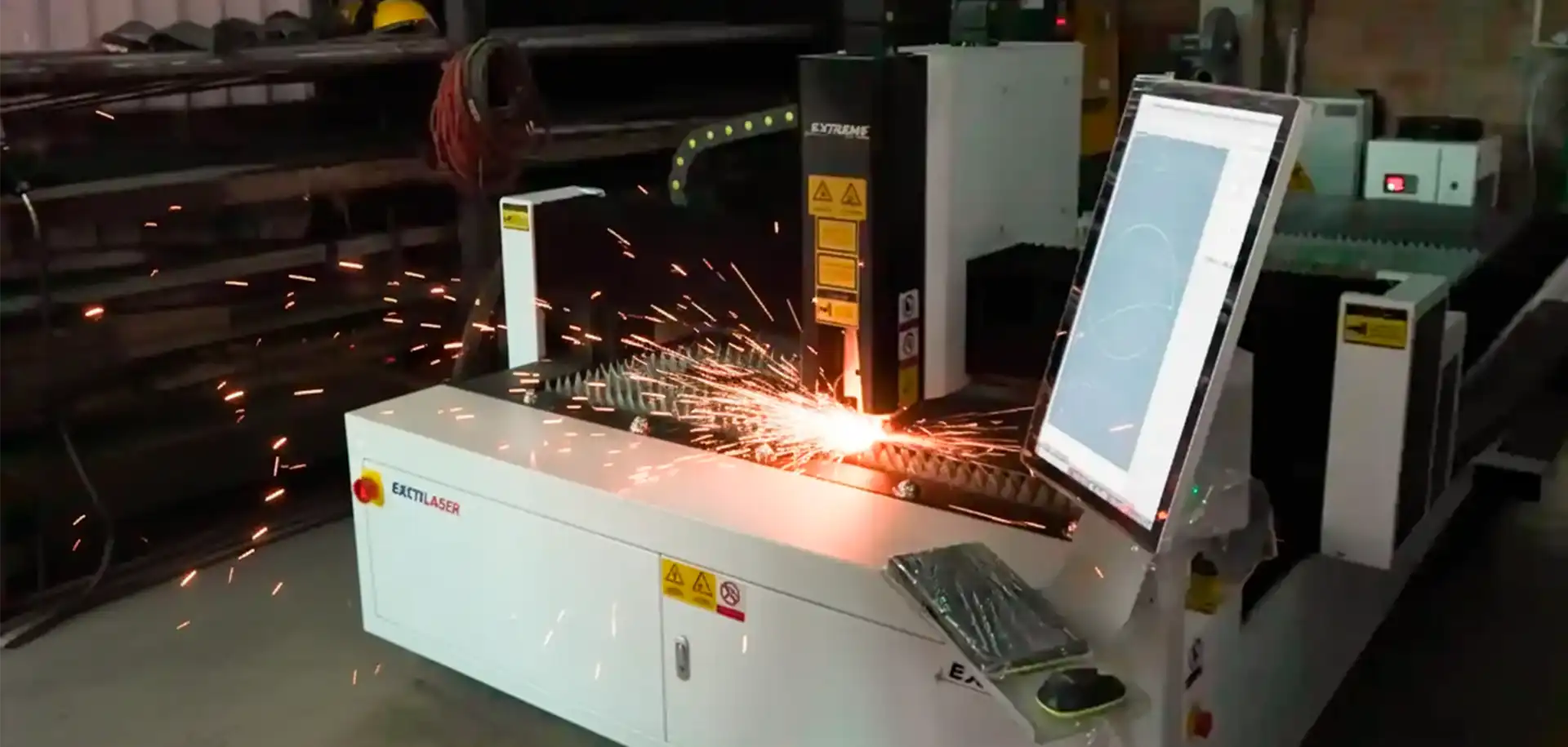 tecnología CNC en Acacías Meta aplicada a corte metálico industrial de color blanco en pleno funcionamiento, cortando una pieza metálica y generando una intensa lluvia de chispas.