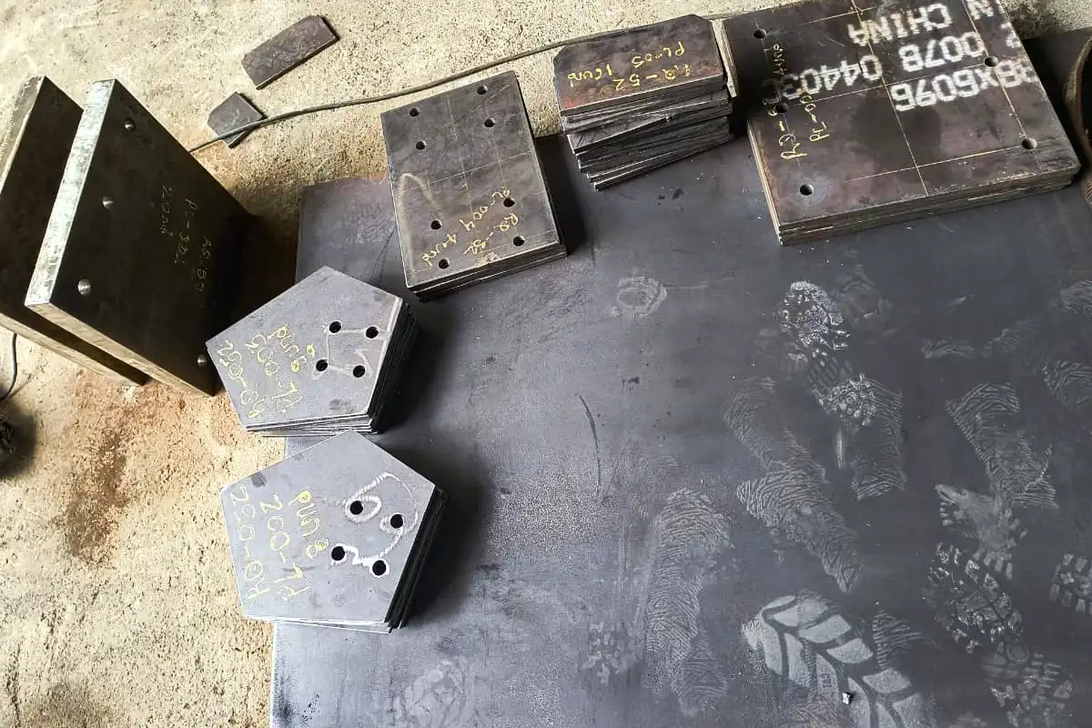 Conjunto de placas y pletinas metálicas con perforaciones precisas, resultado del corte láser CNC. Muestra la alta calidad dimensional de las piezas planas utilizadas en la industria y construcción. Cortadas con equipo CNC de GAPAC en Acacías Meta