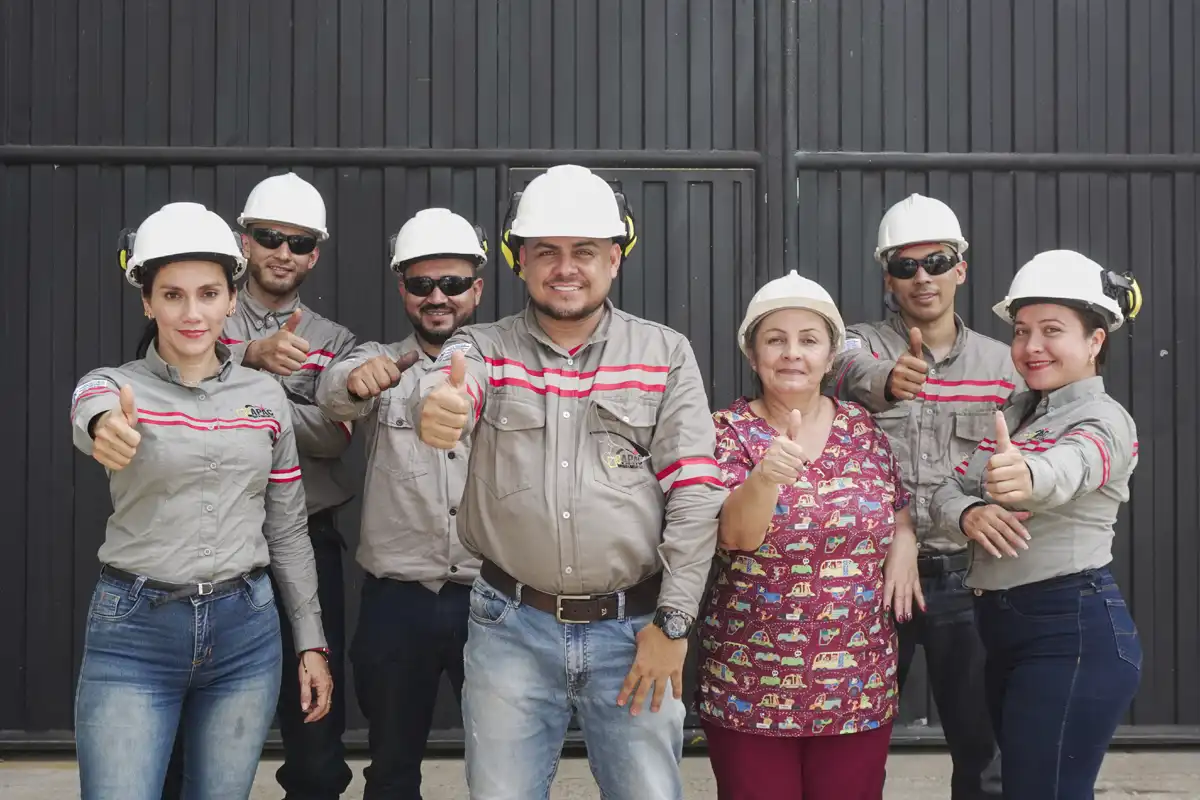 Equipo profesional de GAPAC que respalda nuestros valores corporativos: calidad certificada, experiencia y cumplimiento. Reflejo de nuestra ética de trabajo en proyectos metalmecánicos.