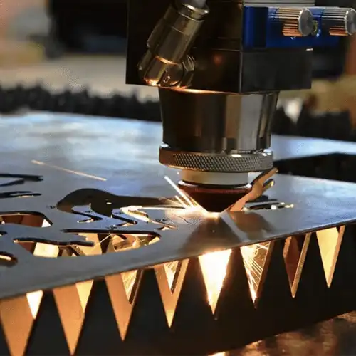 Máquina CNC (Control Numérico Computarizado) realizando cortes automáticos y precisos sobre láminas de metal. Demuestra la eficiencia industrial y la alta capacidad productiva en la fabricación metalmecánica de GAPAC.